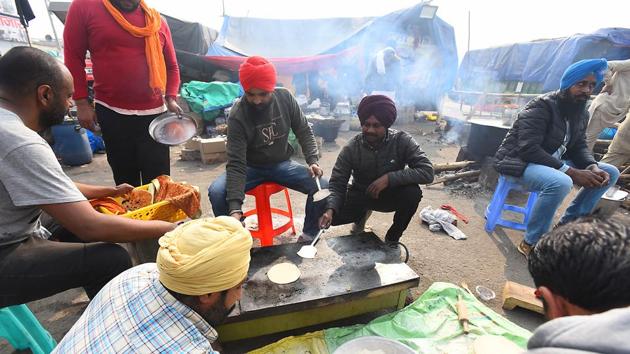 Rotis being prepared in a community kitchen at the Singhu border (Delhi-Haryana) protest site during the ongoing protest against new farm laws, near New Delhi, India. (Raj K Raj/HT PHOTO) Rotis being prepared in a community kitchen at the Singhu border (Delhi-Haryana) protest site during the ongoing protest against new farm laws, near New Delhi, India. (Raj K Raj/HT PHOTO)