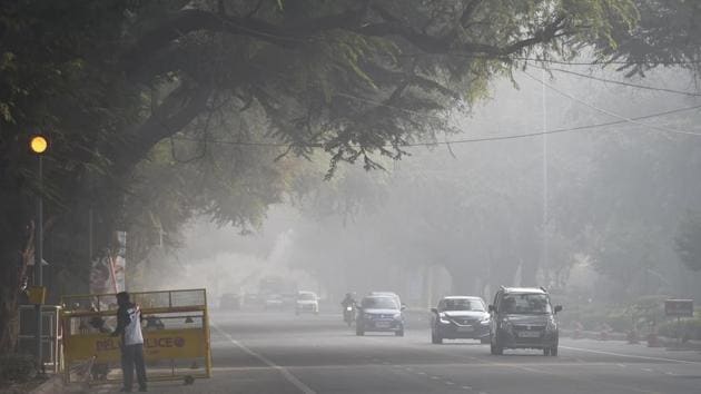 Before this, Delhi"s air quality had reached the "severe" zone on December 5, when the overall AQI reading of the city was recorded 404.(Arvind Yadav/HT PHOTO)