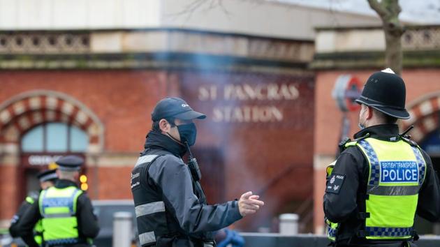 British Transport Police officers and a local council employee stand near St. Pancras railway station in London, U.K., on Monday, Dec. 21, 2020. Photographer: Jason Alden/Bloomberg(Bloomberg)