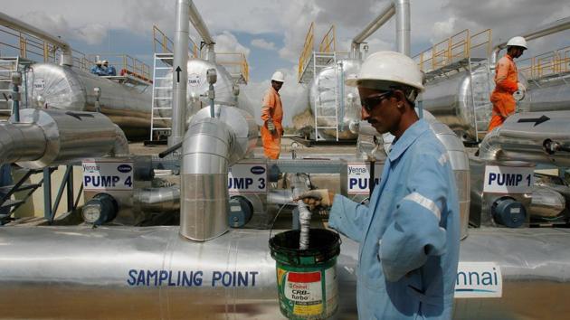 Cairn India employees work at a storage facility for crude oil at Mangala oil field at Barmer in the desert Indian state of Rajasthan.(Reuters)