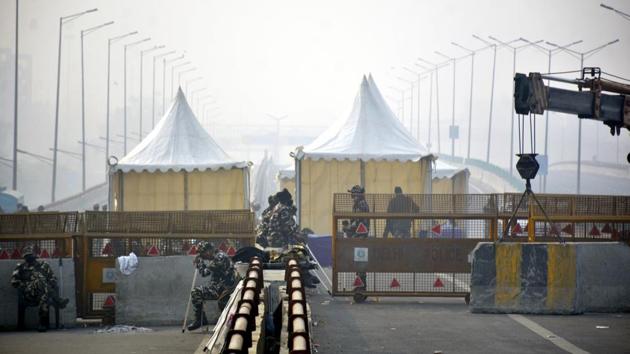 Police barricadinig near a section of the Delhi Meerut Expressway that has been blocked by farmers in protest against new farm laws, near Ghazipur border (Delhi – Ghaziabad), New Delhi, India on Tuesday December 22, 2020. (Photo by Sakib Ali /Hindustan Times) Police barricadinig near a section of the Delhi Meerut Expressway that has been blocked by farmers in protest against new farm laws, near Ghazipur border (Delhi – Ghaziabad), New Delhi, India on Tuesday December 22, 2020. (Photo by Sakib Ali /Hindustan Times)