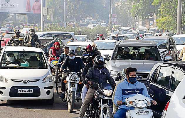 A bottleneck has been created on the site with two-lane traffic diverted to a single bridge. Earlier, only one-way traffic was allowed on both bridges.(Harsimar Pal Singh/HT)