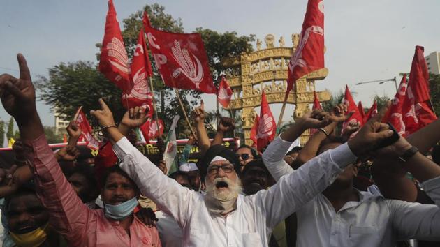 Members of different farmer organizations shout anti-government slogans during a protest against new agricultural laws in Mumbai, India.(AP) Members of different farmer organizations shout anti-government slogans during a protest against new agricultural laws in Mumbai, India.(AP)
