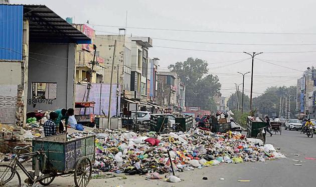 A civic body official said around 1,100 metric tonnes of garbage is generated in Ludhiana on a day-to-day basis.(HT File)