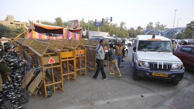Delhi’s border crossing points with Uttar Pradesh at Chilla and Ghazipur continued to remain closed on Wednesday(HT Photo)