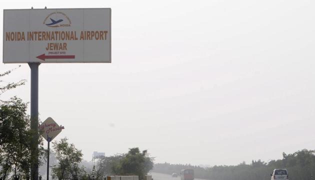 A signboard points towards the Noida International Jewar Airport.(Sunil Ghosh/HT Photo) A signboard points towards the Noida International Jewar Airport.(Sunil Ghosh/HT Photo)