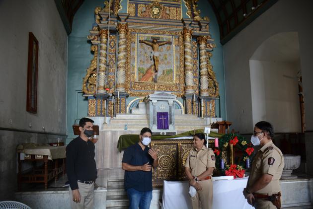 Thane’s St John the Baptist church preparing for Christmas celebration as Maharashtra is under night curfew.(Praful Gangurde/HT Photo) Thane’s St John the Baptist church preparing for Christmas celebration as Maharashtra is under night curfew.(Praful Gangurde/HT Photo)