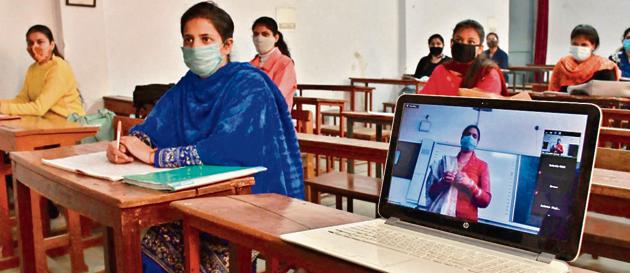 Online and offline classes being conducted simultaneously at SCD Govt College.(HT FILE)