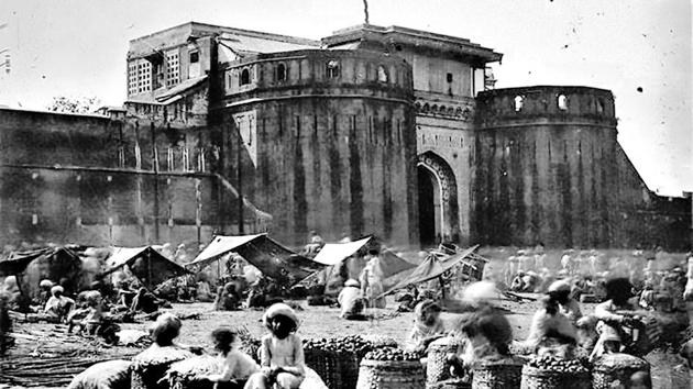 Buying to eat, back in the day. An undated picture of a market in front of Shaniwarwada. (HT PHOTO) Buying to eat, back in the day. An undated picture of a market in front of Shaniwarwada. (HT PHOTO)