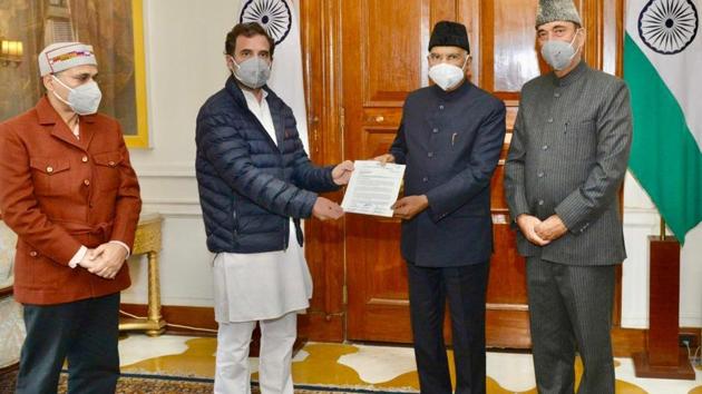 A Congress delegation, led by Rahul Gandhi, met the President and submitted a memorandum along with 20 million signatures collected in the past three months against the three laws.(Source: INC)