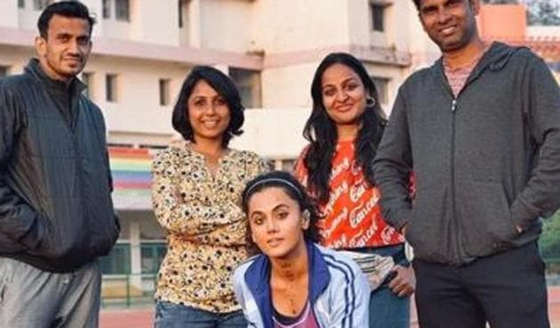 Taapsee Pannu poses with her ‘frontline soldiers’ from Rashami Rocket.