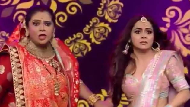 Devoleena Bhattacharjee and Ru[pal Patel recreate Rasode Mein Kaun Tha on stage.