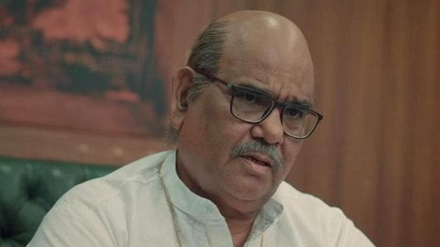 Satish Kaushik as Manu Mundra in Scam 1992: The Harshad Mehta Story.