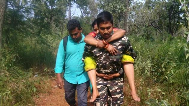 The image shows on-duty constable Sheik Arshad carrying the woman. (Twitter/@APPOLICE100) The image shows on-duty constable Sheik Arshad carrying the woman. (Twitter/@APPOLICE100)