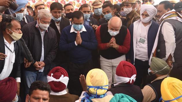 Delhi Chief Minister Arvind Kejriwal, Deputy Chief Minister Manish Sisodia and Delhi Transport minister Kailash Gahlot meet farmers at Delhi Tourism’s Guru Teg Bahadur Memorial during the ongoing protest against the new farm laws at Singhu border in New Delhi on December 7. The Delhi government lent full support to the protesting farmers and the CM reviewed all arrangements made by the city administration during his visit to the site. (Vipin Kumar / HT Photo) Delhi Chief Minister Arvind Kejriwal, Deputy Chief Minister Manish Sisodia and Delhi Transport minister Kailash Gahlot meet farmers at Delhi Tourism’s Guru Teg Bahadur Memorial during the ongoing protest against the new farm laws at Singhu border in New Delhi on December 7. The Delhi government lent full support to the protesting farmers and the CM reviewed all arrangements made by the city administration during his visit to the site. (Vipin Kumar / HT Photo)