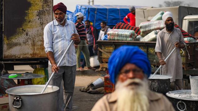 Farmers cook food during the protest at Singhu border near New Delhi on December 4. Multiple langars (community kitchens) came up at the protest site organised by farmers and non-governmental organisations (NGOs) who served food to thousands daily. (Amal KS / HT Photo) Farmers cook food during the protest at Singhu border near New Delhi on December 4. Multiple langars (community kitchens) came up at the protest site organised by farmers and non-governmental organisations (NGOs) who served food to thousands daily. (Amal KS / HT Photo)