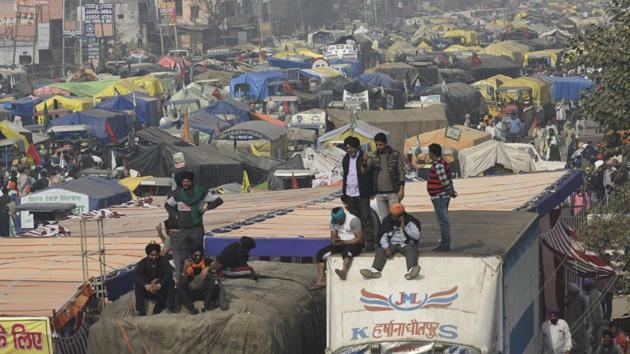 Makeshift camps were built on trucks as farmers continued their protest against the new farm laws at Singhu border near New Delhi on December 3. (Biplov Bhuyan / HT Photo) Makeshift camps were built on trucks as farmers continued their protest against the new farm laws at Singhu border near New Delhi on December 3. (Biplov Bhuyan / HT Photo)
