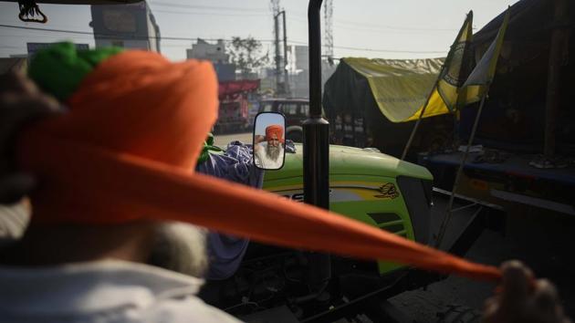 A farmer ties his turban during the ongoing protest at Singhu border near New Delhi on December 9. (Biplov Bhuyan / HT Photo) A farmer ties his turban during the ongoing protest at Singhu border near New Delhi on December 9. (Biplov Bhuyan / HT Photo)