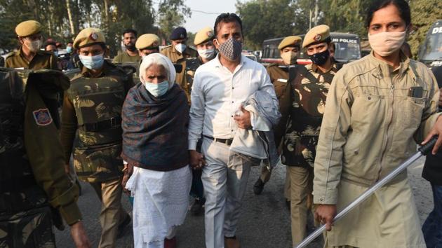 The face of the anti-citizenship law protests at Shaheen Bagh, Bilkis, being escorted away by police after she arrived to join the farmers at Singhu border near New Delhi on December 1. Bilkis, who featured in TIME Magazine’s list of 100 most influential people of 2020, said she had gone to the protest site to extend her solidarity to the protesting farmers who are demanding repeal of the Centre’s farm laws. (Vipin Kumar / HT Photo) The face of the anti-citizenship law protests at Shaheen Bagh, Bilkis, being escorted away by police after she arrived to join the farmers at Singhu border near New Delhi on December 1. Bilkis, who featured in TIME Magazine’s list of 100 most influential people of 2020, said she had gone to the protest site to extend her solidarity to the protesting farmers who are demanding repeal of the Centre’s farm laws. (Vipin Kumar / HT Photo)