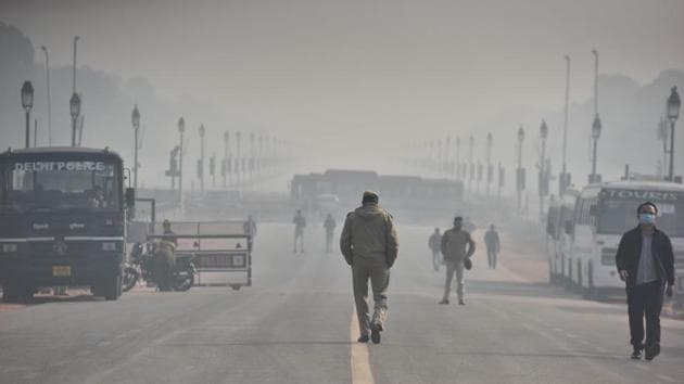 Security personnel on Rajpath amid fog on a winter morning in New Delhi.(Raj K Raj/HT Photo)