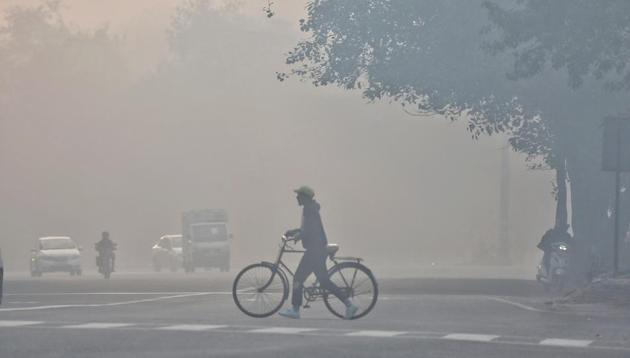 According to the Central Pollution Control Board data, the overall AQI on Wednesday and Tuesday was 433 and 418, in the severe category. (Sanchit Khanna /HT PHOTO) According to the Central Pollution Control Board data, the overall AQI on Wednesday and Tuesday was 433 and 418, in the severe category. (Sanchit Khanna /HT PHOTO)