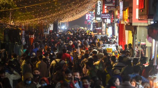 People out in large numbers and flouting social distancing norms at Sarojini Nagar market ahead of Christmas, in New Delhi on December 23. Meanwhile, 29,791 people were discharged in the last 24 hours, bringing the number of active cases down to 2,83,849, now accounting for only 2.86% of the total tally. (Amal KS / HT Photo) People out in large numbers and flouting social distancing norms at Sarojini Nagar market ahead of Christmas, in New Delhi on December 23. Meanwhile, 29,791 people were discharged in the last 24 hours, bringing the number of active cases down to 2,83,849, now accounting for only 2.86% of the total tally. (Amal KS / HT Photo)