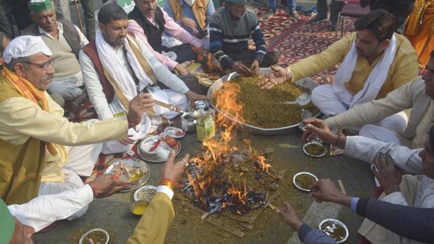 Farmers performed a “havan” on the occasion of Kisan Diwas and the 118th birth anniversary of former Prime Minister Chaudhary Charan Singh, at the Ghazipur border on Wednesday. (Photo by Sakib Ali /Hindustan Times) Farmers performed a “havan” on the occasion of Kisan Diwas and the 118th birth anniversary of former Prime Minister Chaudhary Charan Singh, at the Ghazipur border on Wednesday. (Photo by Sakib Ali /Hindustan Times)