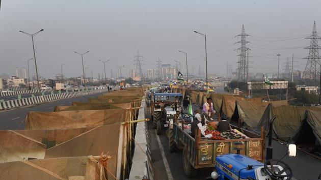 New Delhi, India - Dec. 24, 2020: An overview of farmers and tents during the ongoing protest against the new farm laws, at Ghazipur (Delhi-UP border) near New Delhi, India, on Thursday, December 24, 2020. (Photo by Ajay Aggarwal / Hindustan Times) New Delhi, India - Dec. 24, 2020: An overview of farmers and tents during the ongoing protest against the new farm laws, at Ghazipur (Delhi-UP border) near New Delhi, India, on Thursday, December 24, 2020. (Photo by Ajay Aggarwal / Hindustan Times)