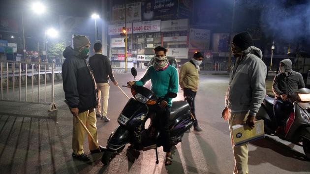 Police stop people who stepped out during the night curfew at Khanduji Baba chowk near Deccan Corner in Pune, India, on Wednesday, December 23, 2020.(HT PHOTO) Police stop people who stepped out during the night curfew at Khanduji Baba chowk near Deccan Corner in Pune, India, on Wednesday, December 23, 2020.(HT PHOTO)