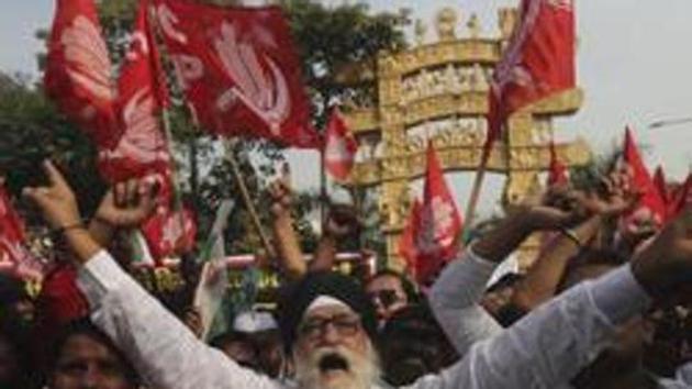 Members of different farmer organisations shout anti-government slogans during a protest against the new agricultural laws, Mumbai, December 22, 2020(AP) Members of different farmer organisations shout anti-government slogans during a protest against the new agricultural laws, Mumbai, December 22, 2020(AP)