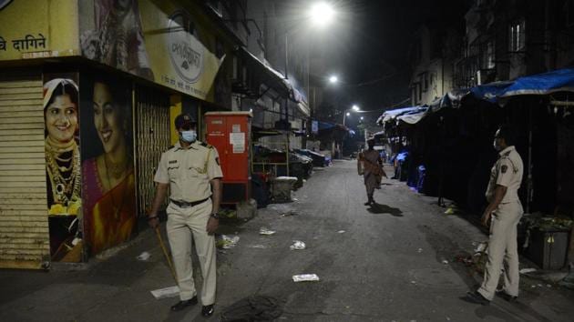 Police personnel ensuring night curfew is observed in Thane on December 22. Several states have imposed night curfews in light of the emergence of a new strain of the virus that has been circulating in the United Kindgom. (Praful Gangurde / HT Photo) Police personnel ensuring night curfew is observed in Thane on December 22. Several states have imposed night curfews in light of the emergence of a new strain of the virus that has been circulating in the United Kindgom. (Praful Gangurde / HT Photo)