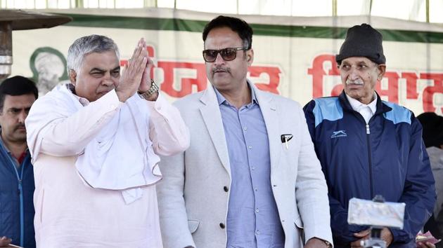 Arjuna Award winner Bhim Singh (R), boxer Raj Kumar Sangwan (C) and wrestler Sanjay Kumar join farmers during their protest against the new farm laws, at Singhu border near New Delhi on December 16. Several former sportspersons including Padma Shri and Arjuna awardees extended their support to the agitating farmers and said they would return their awards in protest against the force used against the peasants en route to Delhi. (Ajay Aggarwal / HT Photo) Arjuna Award winner Bhim Singh (R), boxer Raj Kumar Sangwan (C) and wrestler Sanjay Kumar join farmers during their protest against the new farm laws, at Singhu border near New Delhi on December 16. Several former sportspersons including Padma Shri and Arjuna awardees extended their support to the agitating farmers and said they would return their awards in protest against the force used against the peasants en route to Delhi. (Ajay Aggarwal / HT Photo)