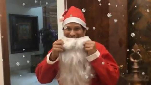 Sachin Tendulkar extends Christmas greetings wearing Santa Claus attire.(Twitter/Sachin Tendulkar)