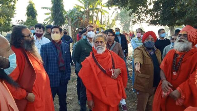Akhada Parishad president Mahant Narendra Giri and secretary Hari Giri (right) during an inspection of Kumbh facilities for saints at Niranjani Akhada in Haridwar.(HT PHOTO.) Akhada Parishad president Mahant Narendra Giri and secretary Hari Giri (right) during an inspection of Kumbh facilities for saints at Niranjani Akhada in Haridwar.(HT PHOTO.)