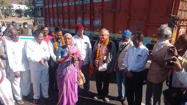 Activist Medha Patkar with farmers from Maharashtra at the Madhya Pradesh border on Wednesday. Activist Medha Patkar with farmers from Maharashtra at the Madhya Pradesh border on Wednesday.