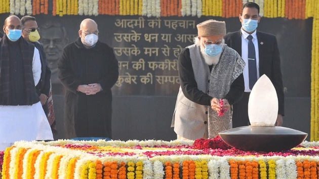 Prime Minister Narendra Modi pays floral tribute at the memorial to former prime minister Atal Bihari Vajpayee on his birth anniversary, at Sadaiv Atal, near Rajghat on December 25, 2020 in New Delhi.(Raj K Raj/ Hindustan Times) Prime Minister Narendra Modi pays floral tribute at the memorial to former prime minister Atal Bihari Vajpayee on his birth anniversary, at Sadaiv Atal, near Rajghat on December 25, 2020 in New Delhi.(Raj K Raj/ Hindustan Times)