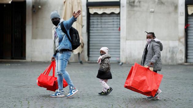 A man and two children walk carrying bags outside the church of Santa Maria in Trastevere during a gift distribution drive from Rome-based Christian charity Sant’Egidio Community, in Rome, Italy on December 25. (Yara Nardi / REUTERS) A man and two children walk carrying bags outside the church of Santa Maria in Trastevere during a gift distribution drive from Rome-based Christian charity Sant’Egidio Community, in Rome, Italy on December 25. (Yara Nardi / REUTERS)