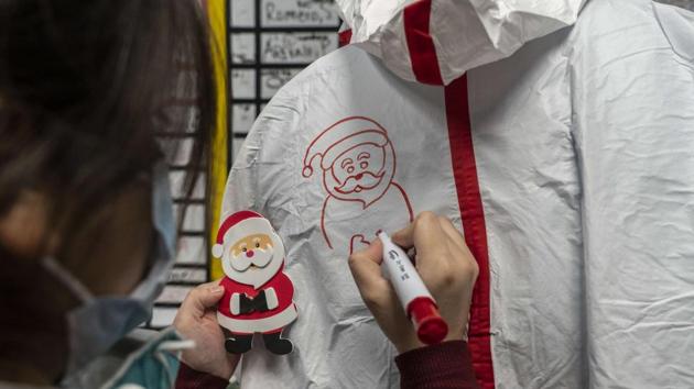 Medical staff member Anne Aguilar draws a Santa Claus figure on a coverall suit in the nursing station of the Covid-19 intensive care unit (ICU) on Christmas Eve at the United Memorial Medical Center in Houston, Texas, US on December 24. (Go Nakamura / Getty Images / AFP) Medical staff member Anne Aguilar draws a Santa Claus figure on a coverall suit in the nursing station of the Covid-19 intensive care unit (ICU) on Christmas Eve at the United Memorial Medical Center in Houston, Texas, US on December 24. (Go Nakamura / Getty Images / AFP)