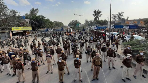 Heavy police deployment at Singhu (Delhi-Haryana border)in anticipation of a farmers’ march, near New Delhi on November 26. As farmers marched from Punjab to Haryana towards Delhi on November 26, the Haryana Police tried to stop them, using water cannons and tear gas. But later, they were allowed through. (Vipin Kumar / HT Photo) Heavy police deployment at Singhu (Delhi-Haryana border)in anticipation of a farmers’ march, near New Delhi on November 26. As farmers marched from Punjab to Haryana towards Delhi on November 26, the Haryana Police tried to stop them, using water cannons and tear gas. But later, they were allowed through. (Vipin Kumar / HT Photo)