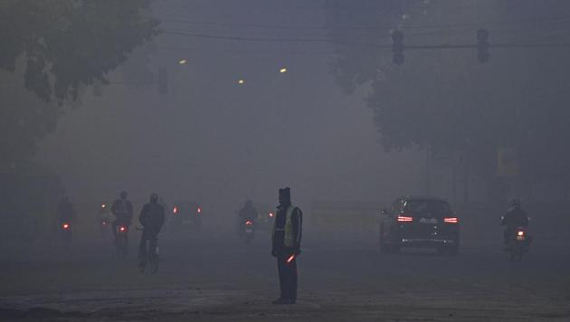 The India Meteorological Department (IMD) separately said a cold wave persisted over several parts of India including Jammu & Kashmir, Punjab and Haryana.(Biplov Bhuyan/HT PHOTO)