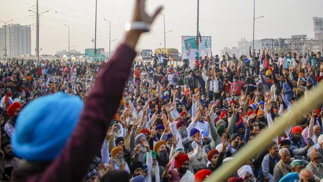 Farmers raise slogans during their protest against the Center's new farm laws at Ghazipur border in New Delhi.(PTI)