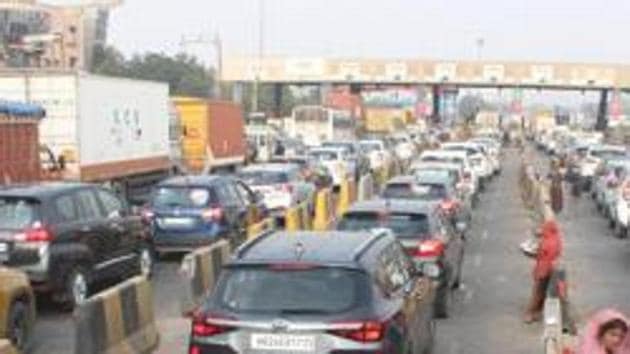 File photo: Vehicles line up at Kherki-Daula toll plaza in Gurugram, India.(Yogendra Kumar/HT PHOTO) File photo: Vehicles line up at Kherki-Daula toll plaza in Gurugram, India.(Yogendra Kumar/HT PHOTO)