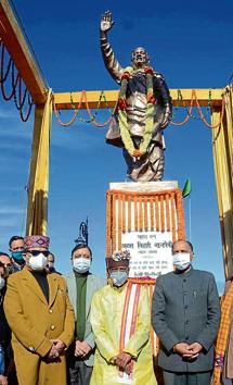 Chief minister Jai Ram Thakur (right) along with governor Bandaru Dattatreya after inaugurating the statue of former Prime Minister Atal Bihari Vajpayee at The Ridge in Shimla on Friday. (Deepak Sansta/HT) Chief minister Jai Ram Thakur (right) along with governor Bandaru Dattatreya after inaugurating the statue of former Prime Minister Atal Bihari Vajpayee at The Ridge in Shimla on Friday. (Deepak Sansta/HT)