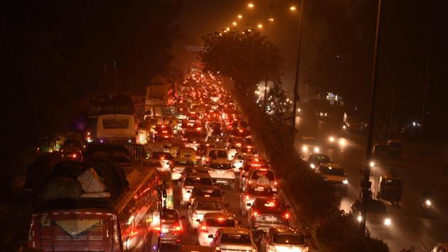 Traffic snarl on Ring Road near Indraprashtha Metro station in New Delhi.(Arvind Yadav/HT PHOTO)