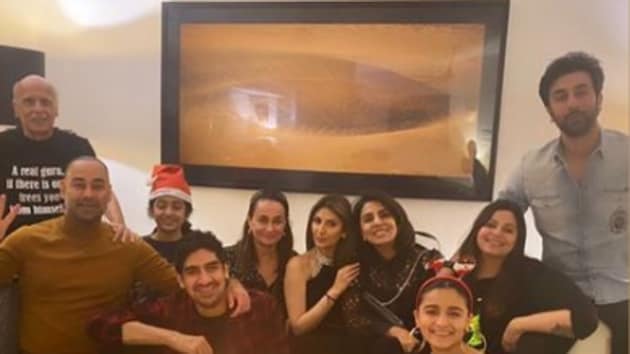 Alia Bhatt, Ranbir Kapoor pose with their families for a special Christmas picture.