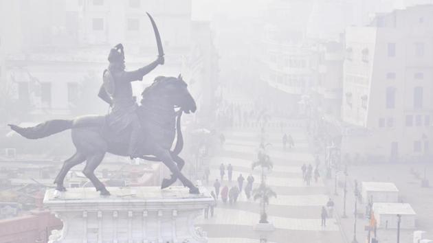 People out at Heritage street amid dense fog in Amritsar on December 24. Dense to very dense fog is also likely to remain over Punjab, northern Uttar Pradesh and Haryana. (Sameer Sehgal / HT Photo)