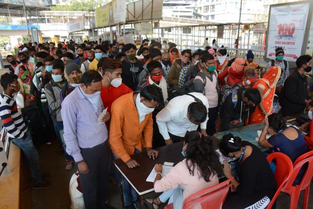 Long queue of passengers coming to Thane from other states by long-distance trains. Testing of all such passengers has been made mandatory.(Praful Gangurde/HT Photo) Long queue of passengers coming to Thane from other states by long-distance trains. Testing of all such passengers has been made mandatory.(Praful Gangurde/HT Photo)