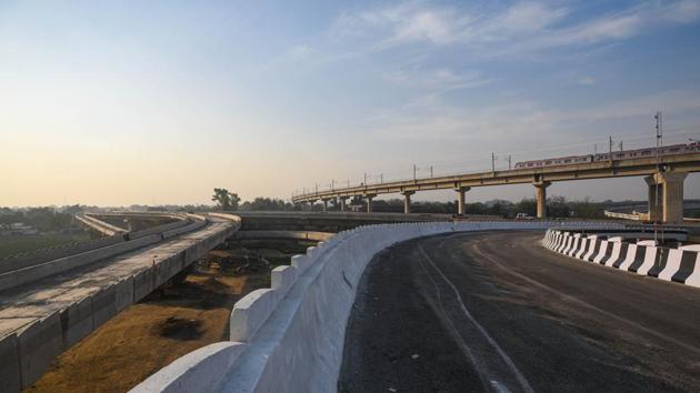A view of an under construction flyover at Mayur Vihar in New Delhi, India.(Amal KS/HT PHOTO) A view of an under construction flyover at Mayur Vihar in New Delhi, India.(Amal KS/HT PHOTO)