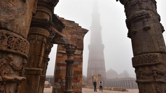 A view of Qutub Minar shrouded in a dense layer of fog, in New Delhi.(Sanchit Khanna/HT PHOTO) A view of Qutub Minar shrouded in a dense layer of fog, in New Delhi.(Sanchit Khanna/HT PHOTO)