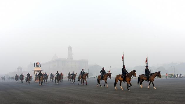 Members of the Presidential Guard rehearsing for the Republic Day parade on a foggy morning at Rajpath in New Delhi on December 24. A cold wave in underway over several parts of north western India including Jammu & Kashmir, Punjab, Haryana. The minimum temperature remained below five degrees Celsius for the fourth consecutive day on December 26, the India Meteorological Department (IMD) said. (Biplov Bhuyan / HT Photo)